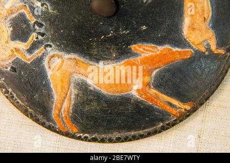 Egypte, Le Caire, Musée Égyptien, faisant tourner le disque de la tombe de Hemaka, Saqqara, première dynastie, avec des chiens de chasse des gazelles. Banque D'Images