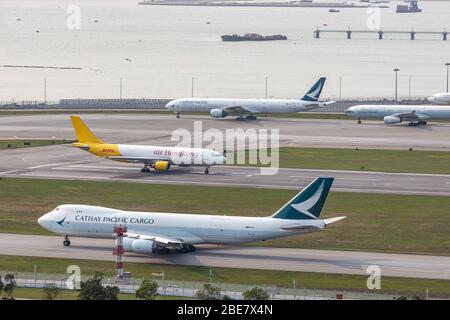 Lantau, Hong Kong - 10 avril 2020 : l'avion cargo d'Air Hong Kong se prépare à prendre la piste, l'avion cargo de Cathay Pacific fait la queue Banque D'Images