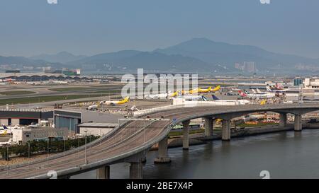 Lantau, Hong Kong - 10 avril 2020 : vue intérieure de l'aéroport sur la piste, toutes les places de stationnement sont entièrement occupées en raison de l'alerte aux déplacements Banque D'Images