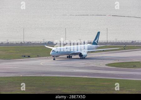 Lantau, Hong Kong - 10 avril 2020 : l'avion de voyageurs de Cathay Pacific roule pour le décollage sur piste Banque D'Images