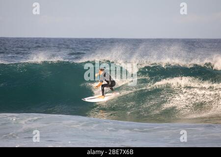 Sydney, Australie. Lundi 13 avril 2020. Les résidents de Sydney peuvent faire de l'exercice en fin d'après-midi sur la plage pendant que les familles et les amis font une promenade, font du surf ou font une balade à vélo. Le verrouillage du gouvernement permet aux résidents de quitter leur maison pour faire de l'exercice chaque jour.Credit Martin Berry/Alay Live News Banque D'Images