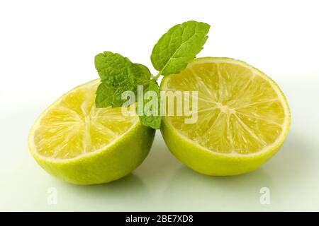 Couper les feuilles de citron et de menthe isolées sur blanc Banque D'Images