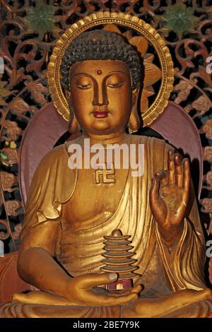 Figure de Bouddha avec Swastika sur la poitrine au temple bouddhiste chinois, Wat Phanan Choeng, Ayutthaya, Thaïlande Banque D'Images