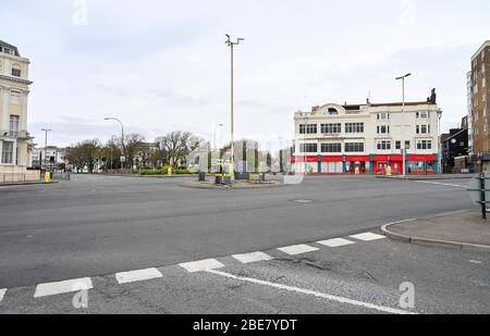 Brighton Royaume-Uni 13 avril 2020 - routes vides le long du front de mer de Brighton le lundi des vacances de la banque de Pâques alors que les gouvernements ont maintenu les restrictions dans tout le Royaume-Uni . Crédit: Simon Dack / Alay Live News Banque D'Images