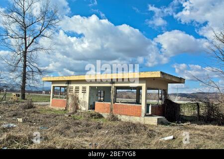 Usine de viscose dévastée en Serbie dans la ville de Loznica. Autrefois dirigeant et usine puissante, l'effondrement de la Yougoslavie s'est complètement effondré. Banque D'Images