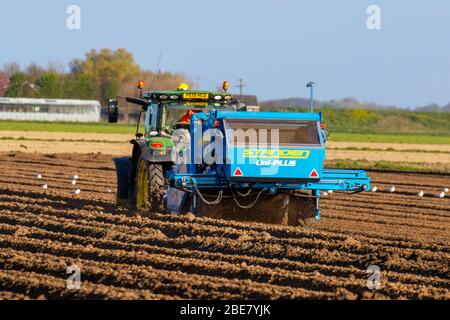 Standen Uniplus Stone and Clod Separator, destoner, Tarleton, Royaume-Uni, Météo, avril 2020.Journée ensoleillée et sèche pour planter des pommes de terre de semence à Tarleton.Après une nuit froide avec un léger gel, les sols sont en bon état pour le labourage et la formation des rainures profondes, à des fins de drainage, pour permettre la plantation de printemps de récoltes agricoles à l'aide d'un accessoire Grimm Malpas et d'un engrais avant avec un John Deere 6135R.Crédit : MediaWorldImages/AlamyLiveNews Banque D'Images