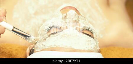 masque de peau du visage chimic. Traitement de l'acné de cosmologie. Jeune fille au spa médical Banque D'Images