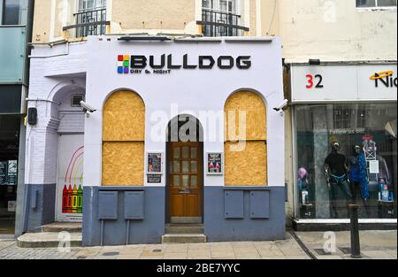 Brighton UK 13 avril 2020 - embarqué au bar Bulldog à Kemp Town Brighton sur un froid terne banque de Pâques lundi de vacances, car les gouvernements ont maintenu les restrictions dans tout le Royaume-Uni . Crédit: Simon Dack / Alay Live News Banque D'Images