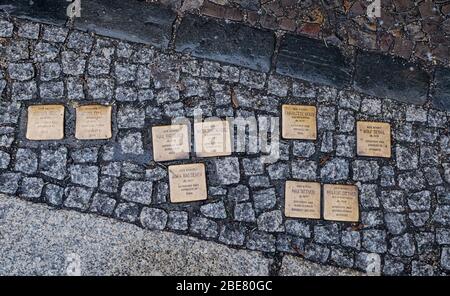 Berlin, Allemagne - janvier 2017 : monuments commémoratifs de l'Holocauste dans la rue Banque D'Images