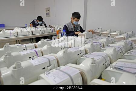 Shenyang, la province chinoise de Liaoning. 13 avril 2020. Les travailleurs testent des humidificateurs respiratoires chauffés à haut débit lors d'un atelier d'une société médicale à Shenyang, dans la province de Liaoning, dans le nord-est de la Chine, le 13 avril 2020. Les entreprises de Shenyang fabriquent activement des produits médicaux, notamment des combinaisons de protection et des humidificateurs respiratoires chauffés à haut débit qui seront exportés à l'étranger. Crédit: Yang Qing/Xinhua/Alay Live News Banque D'Images