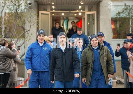 BAÏKONUR, KAZAKHSTAN - 09 avril 2020 - expédition 63 Preflight - expédition 63 membres de la NASA Chris Cassidy, de gauche, et Anatoly Ivanishin, centre, Banque D'Images