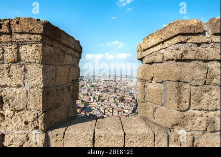 Vue sur Naples depuis les remparts de Castel Sant'Elmo, Italie Banque D'Images