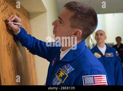 BAÏKONUR, KAZAKHSTAN - 08 avril 2020 - le membre de l'expédition 63 Chris Cassidy de la NASA signe une porte à l'hôtel Cosmonaut avant de partir pour la laverie automatique Banque D'Images