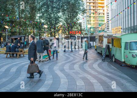 LONDRES- scène Canary Wharf- les gens d'affaires apprécient le marché des pieds de rue après avoir travaillé dans le quartier financier de Londres Banque D'Images