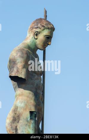 Sculpture en bronze du guerrier par Igor Mitoraj lors d'une installation temporaire dans l'ancienne ville de Pompéi, en Italie Banque D'Images