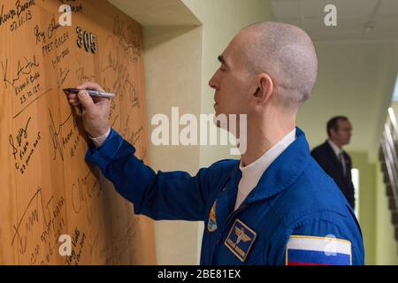 BAÏKONOUR, KAZAKHSTAN - 09 avril 2020 - l'expédition 63, membre d'équipage Anatoly Ivanishan de Roscosmos, signe une porte à l'hôtel Cosmonaut avant le départ Banque D'Images