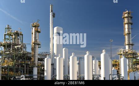 Raffinerie pour la production de carburant - Architecture et Bâtiments d'un complexe industriel Banque D'Images