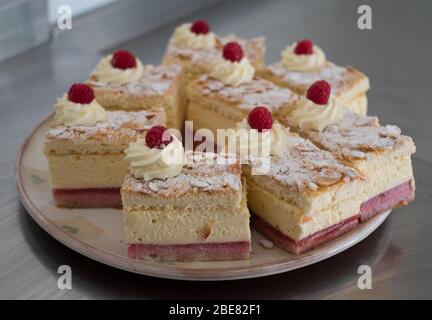 Gâteau au trifle à la framboise, fabriqué par Louise Paterson, boulanger artisanal à base d'Écosse Banque D'Images