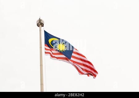 Grand drapeau de pays de Malaisie. Photographié dans le centre-ville de Kuala Lumpur. Banque D'Images