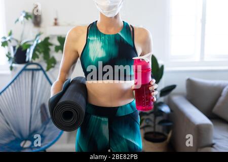 Femme caucasienne s'étirant à la maison pendant la pandémie de Covid19 du coronavirus Banque D'Images