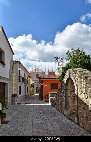 Une rue étroite entre les vieilles maisons de Sant'Angelo dei Lombardi, une ville de la province d'Avellino, Italie Banque D'Images