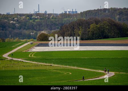Paysage près de MŸlheim-Menden, vue sur Duisburg-HŸttenheim, paysage industriel des aciéries HKM, MŸlheim an der Ruhr, Allemagne, Banque D'Images