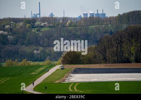 Paysage près de MŸlheim-Menden, vue sur Duisburg-HŸttenheim, paysage industriel des aciéries HKM, MŸlheim an der Ruhr, Allemagne, Banque D'Images