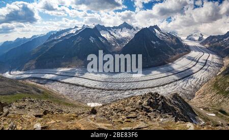 Le glacier d'Aletsch. Aletschgletscher. Vue panoramique complète. Alpes bernoises de l'est dans le canton suisse du Valais. Suisse. Banque D'Images