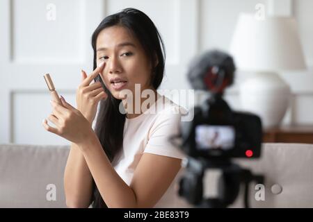 L'artiste asiatique de maquillage enregistre vlog annoncer de nouveaux produits cosmétiques Banque D'Images