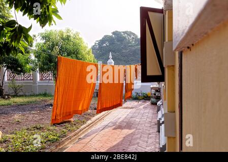 Orange safran robe traditionnelle colorée moine bouddhiste dans Wat Niwet Thammaprawat Ratchaworawihan - Ayutthaya, Thaïlande - 21 janvier 2020 Banque D'Images