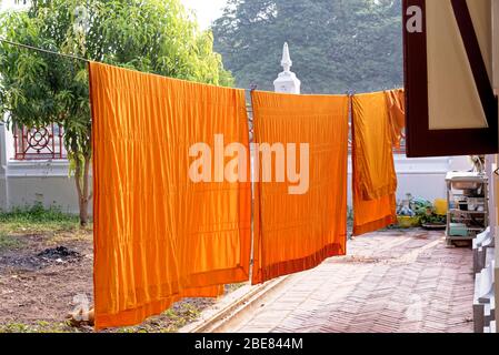 Orange safran robe traditionnelle colorée moine bouddhiste dans Wat Niwet Thammaprawat Ratchaworawihan - Ayutthaya, Thaïlande - 21 janvier 2020 Banque D'Images