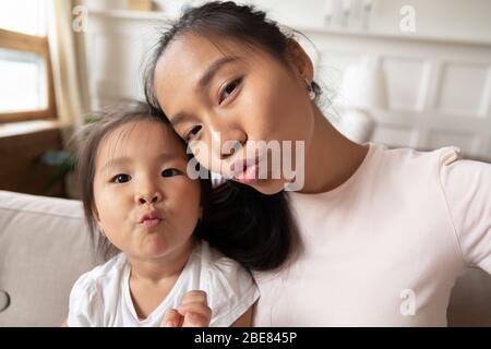 Belle mère petite fille prenant selfie webcam face à la vue Banque D'Images