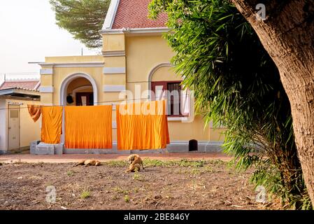 Orange safran robe traditionnelle colorée moine bouddhiste dans Wat Niwet Thammaprawat Ratchaworawihan - Ayutthaya, Thaïlande - 21 janvier 2020 Banque D'Images