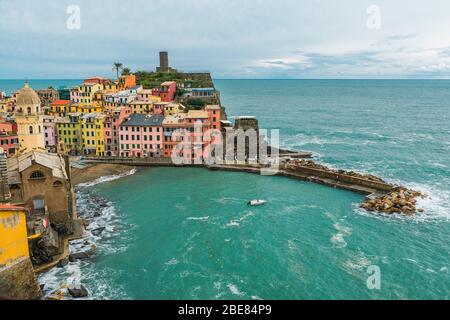 Ancien village italien de Vernazza, sur la côte des Cinque Terre en Italie, Ligurie sur la côte de la mer Banque D'Images