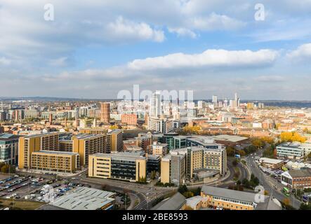 Vue aérienne du centre-ville de Leeds montrant des bâtiments de grande taille, dont la bougie, Bridgewater place ( The Dalek ) et des routes dont Sweet Street Banque D'Images