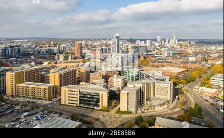 Vue aérienne du centre-ville de Leeds montrant des bâtiments de grande taille, dont la bougie, Bridgewater place ( The Dalek ) et des routes dont Sweet Street Banque D'Images