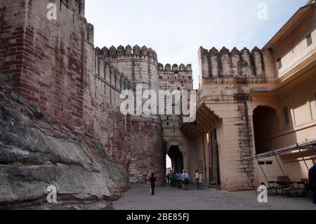 L'une des sept portes d'entrée du fort Mehrangarh. L'un des plus grands forts de l'Inde. Jodhpur, Rajasthan, Inde Banque D'Images