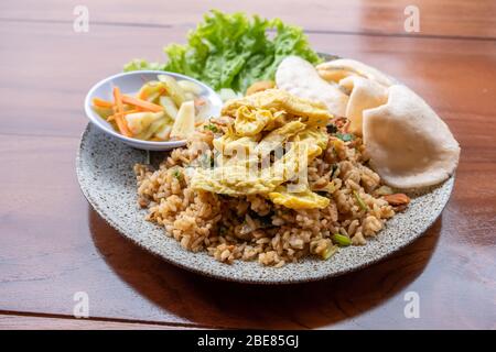 Plat indonésien traditionnel son nom est Nasi Goreng Banque D'Images