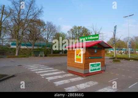 hude, allemagne, 13 avril 2020: Une petite maison de vente où vous pouvez obtenir des asperges fraîches des agriculteurs Banque D'Images