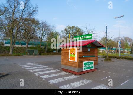 hude, allemagne, 13 avril 2020: Une petite maison de vente où vous pouvez obtenir des asperges fraîches des agriculteurs Banque D'Images