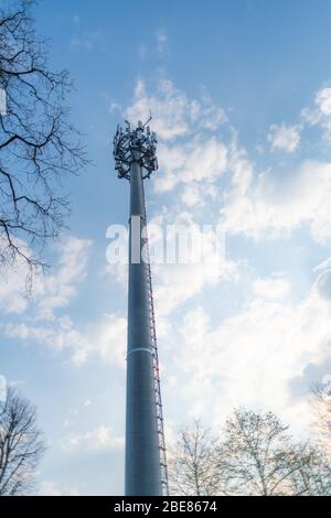 hude, allemagne, 13 avril 2020: Une tour de transmission pour les connexions Banque D'Images