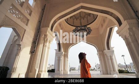 Vue sur la façade extérieure du palais Qasr Al Watan de la Nation, en granit blanc et en calcaire Banque D'Images