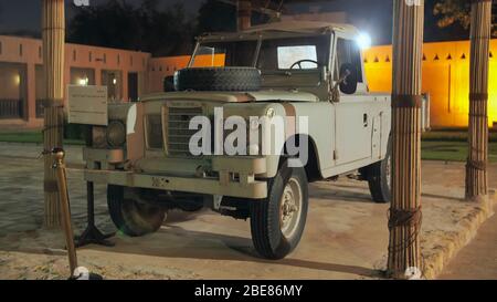 Al Ain, Émirats arabes Unis - 15 décembre 2019 : la voiture offerte par la Reine de Grande-Bretagne au musée Zayed bin Sultan Al Nahyan à Al Ain. Banque D'Images