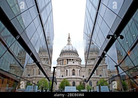 Centre commercial Retail Arcade bureaux verre Bardage Matte Bronze Shadows One 1 New change, Londres EC4M par ateliers Jean nouvel Banque D'Images