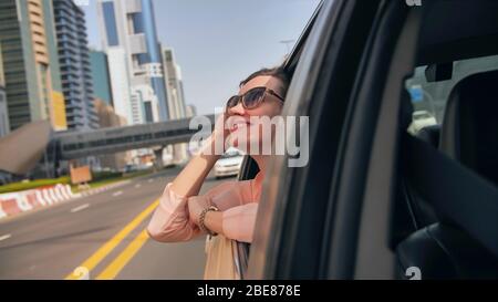 Happy Girl conduisant une voiture à Dubaï. Banque D'Images