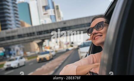 Happy Girl conduisant une voiture à Dubaï. EAU. Banque D'Images