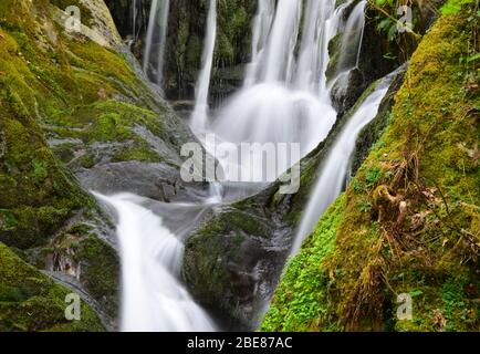 une photo d'obturation lente et de haut de la cascade au four Banque D'Images