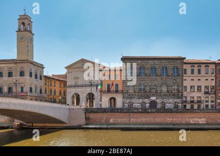 Pise, Italie - 31 mars 2019: Le Palazzo Pretorio, le Ponte Di Mezzo, le logge Dei Banchi, l'hôtel de ville et le Palazzo Gambacorti. Banque D'Images