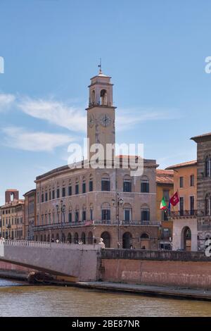 Pise, Italie - 31 mars 2019: Le Palazzo Pretorio et sa tour d'horloge à côté du logge Dei Banchi, le Ponte Di Mezzo et le Palazzo Gambacorti (hou Banque D'Images