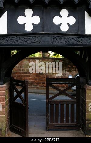 L'entrée de l'entrée principale de l'église St Peters à Woolton Village Liverpool. Où John Lennon et Paul McCartney ont joué ensemble pour la première fois Banque D'Images
